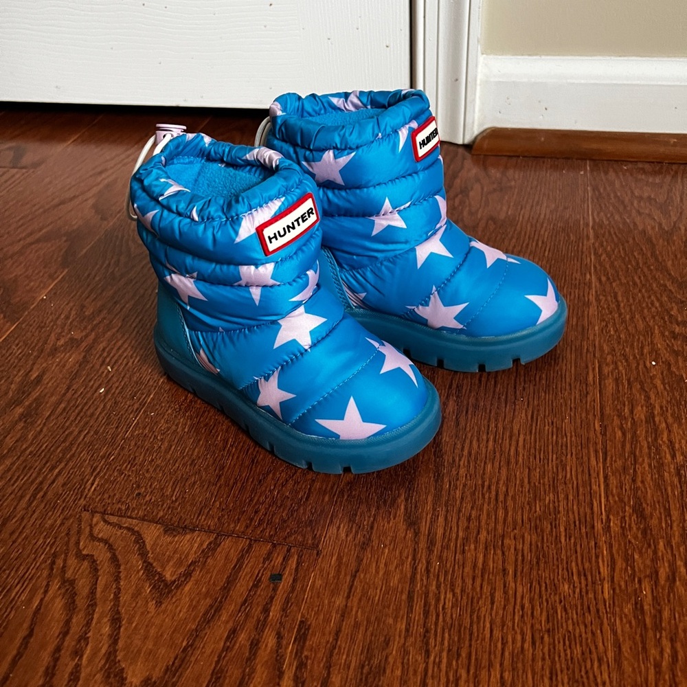 Hunter Kids Toddler Blue and Barely There Pink (almost white) Star Boots